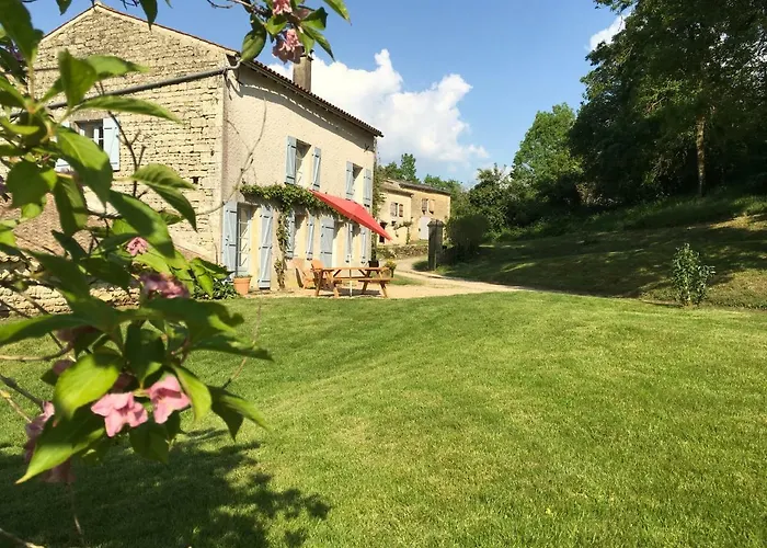 La Maison Du Gardien Domaine Du Château Des Loups Casa de Férias Echire