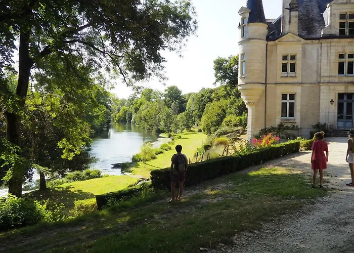 La Maison Du Gardien Domaine Du Château Des Loups Casa de Férias *