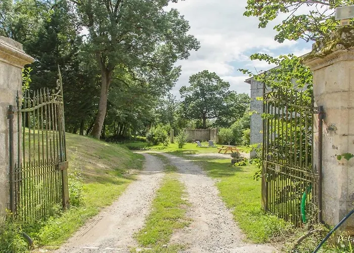 Casa de Férias La Maison Du Gardien Domaine Du Château Des Loups *